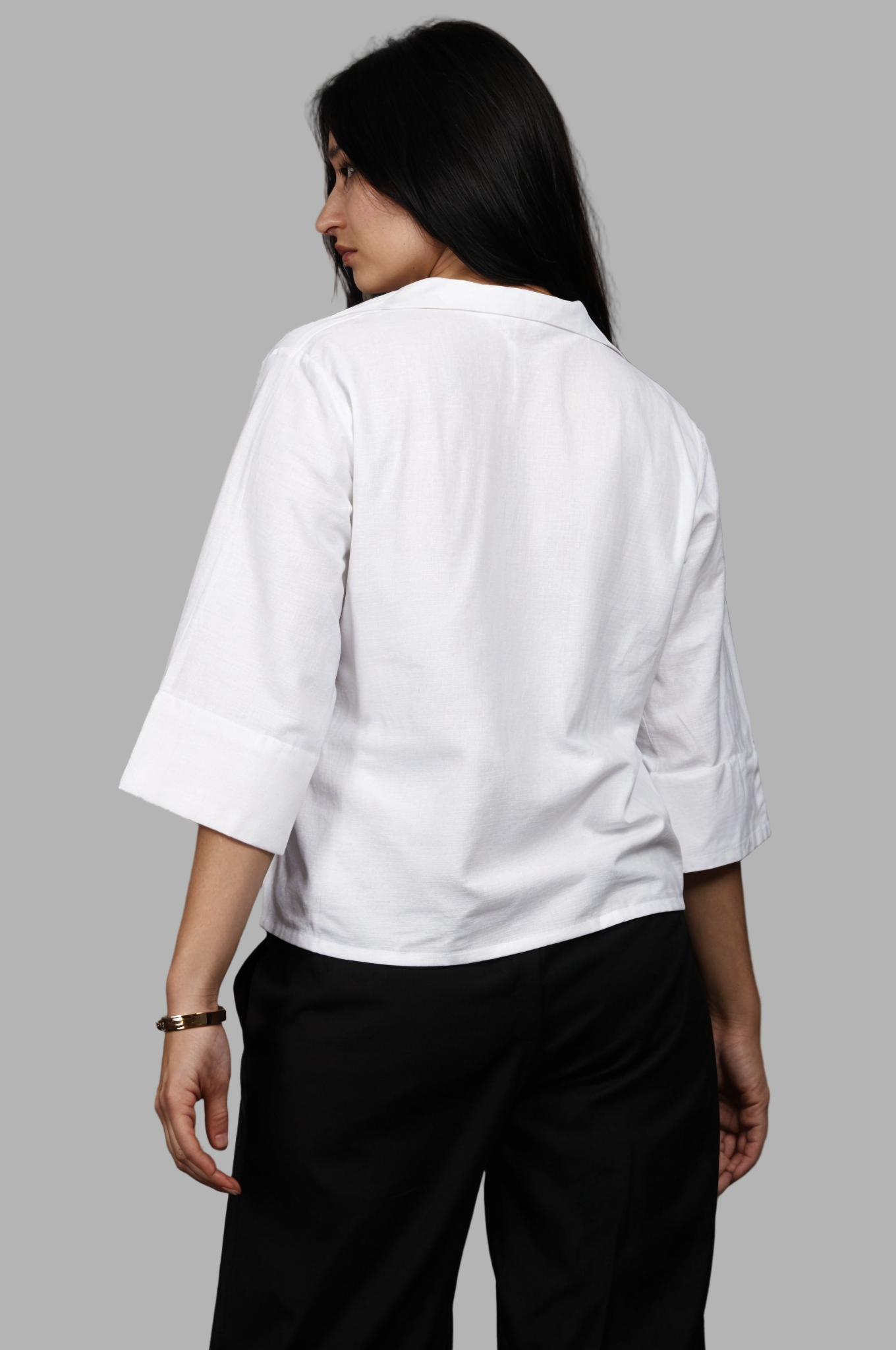 Woman wearing a fullblank branded white shirt called SIRA-A with a plain background